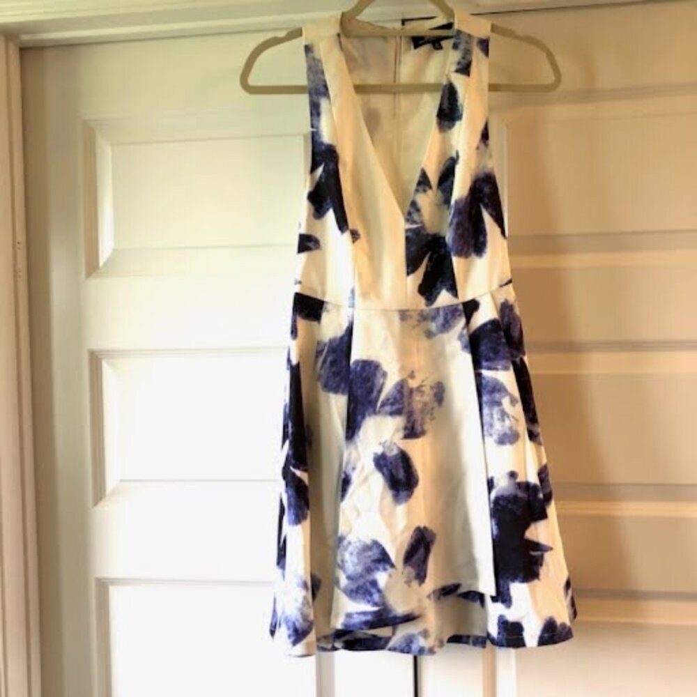 New LULU'S Seeing Chic Blue White Watercolor Sleeveless Racerback Skater Dress S - Picture 4 of 8